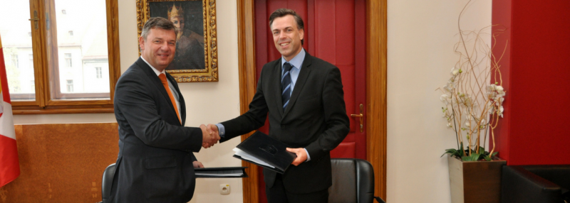 Gregor Macedoni in Peter Gašperšič ob podpisu pogodb o sofinanciranju