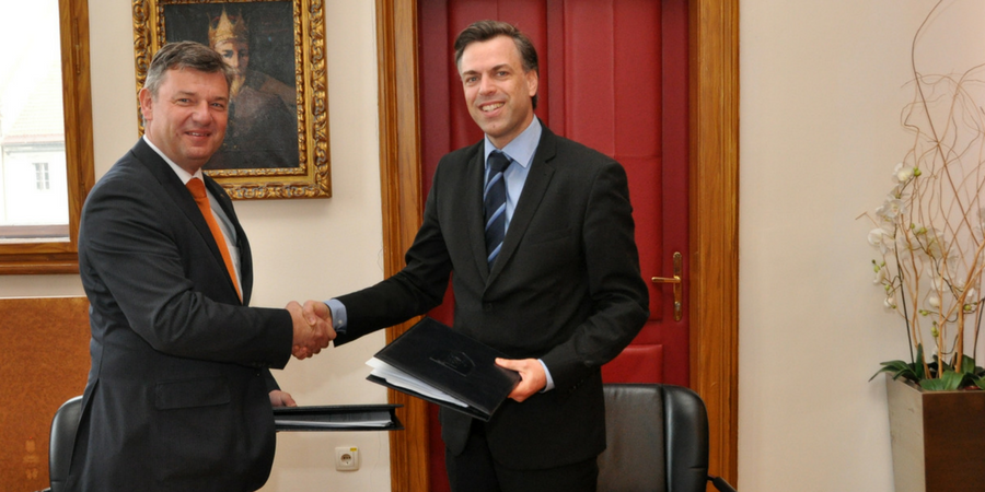 Gregor Macedoni in Peter Gašperšič ob podpisu pogodb o sofinanciranju